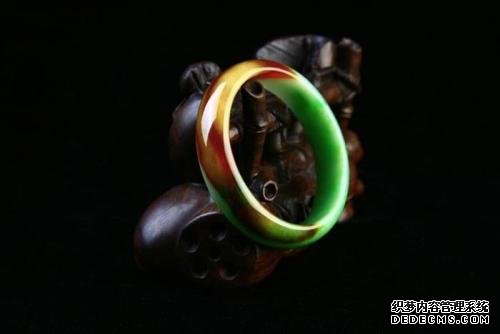 翡翠好吗 翡翠戴久了居然变成这样