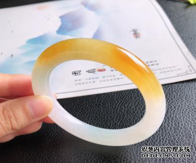 黄色<a href='http://www.sjy2.com' target='_blank'><u>翡翠</u></a>的价格是多少  黄色<a href='http://www.sjy2.com' target='_blank'><u>翡翠</u></a>值钱吗