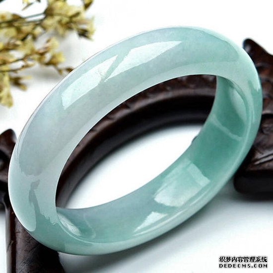 怎么看翡翠镯子的好坏 翡翠镯子鉴别要点