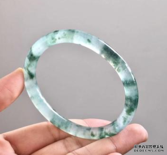 <a href='http://sjy2.com/' target='_blank'><u>翡翠手镯</u></a>要怎么选 <a href='http://sjy2.com/' target='_blank'><u>翡翠手镯</u></a>的挑选方法 <a href='http://sjy2.com/' target='_blank'><u>翡翠手镯</u></a>要怎么选 <a href='http://sjy2.com/' target='_blank'><u>翡翠手镯</u></a>的挑选方法