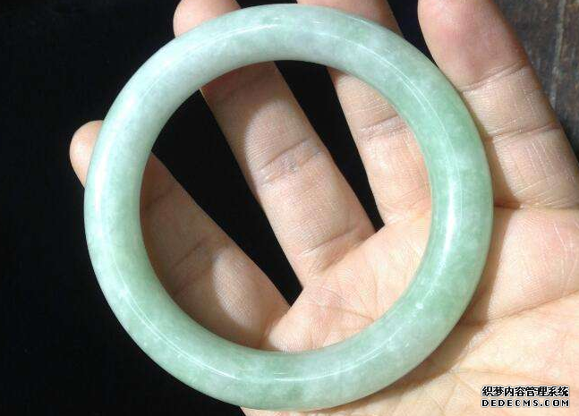 <a href='http://sjy2.com/' target='_blank'><u>翡翠手镯</u></a>要怎么保养  <a href='http://sjy2.com/' target='_blank'><u>翡翠手镯</u></a>的保养方法