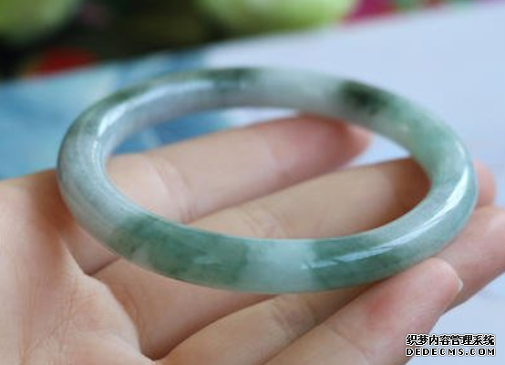 白底飘花<a href='http://sjy2.com/' target='_blank'><u>翡翠手镯</u></a>图片 翡翠白底飘花手镯价格多少