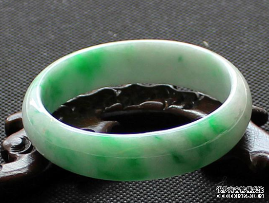白底飘花<a href='http://sjy2.com/' target='_blank'><u>翡翠手镯</u></a>图片 翡翠白底飘花手镯价格多少