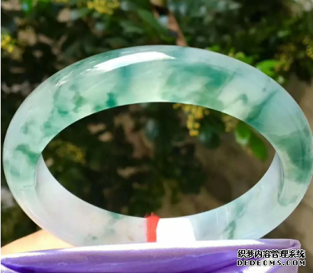 翡翠手镯养人吗 翡翠手镯这样戴才能更养人