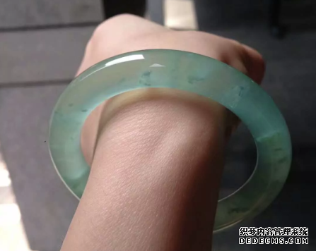 翡翠手镯养人吗 翡翠手镯这样戴才能更养人
