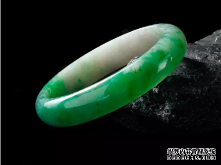翡翠玉镯怎么根据年龄来选择 翡翠玉镯