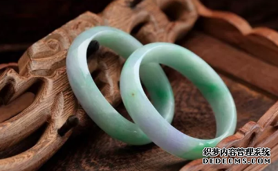 翡翠镯子裂纹 为何翡翠手镯子戴久了会出现裂纹