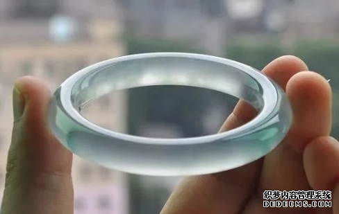 翡翠镯子裂纹 为何翡翠手镯子戴久了会出现裂纹