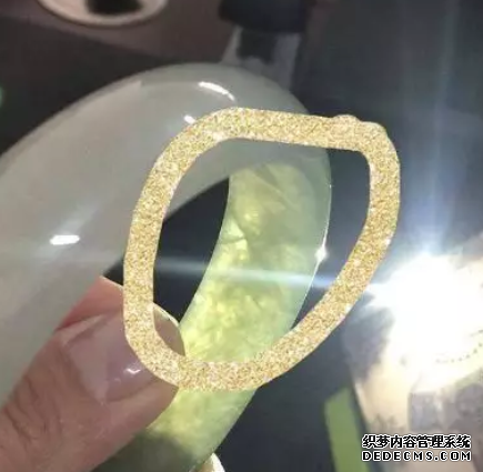 翡翠手镯裂纹 翡翠手镯有轻微裂纹能要吗