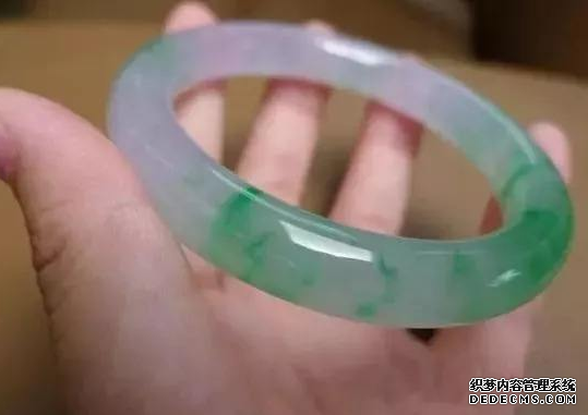 翡翠手镯会越戴越透吗 翡翠手镯该怎么养才好