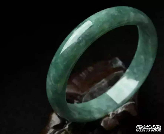 干青种翡翠手镯价格 干青种翡翠价格怎么样