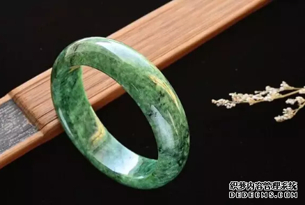 翡翠手镯裂纹鉴定 如何鉴别翡翠手镯的裂纹