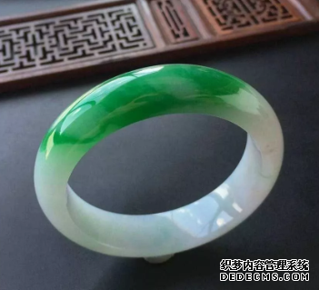 翡翠手镯怎么样才能透 翡翠手镯怎么养护才透亮