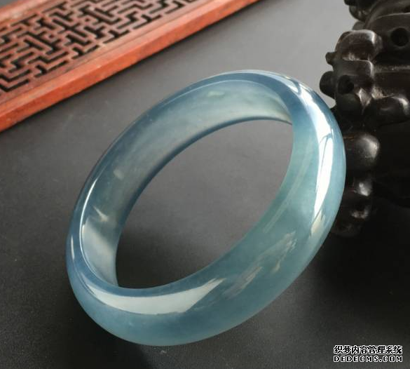 翡翠手镯多久泡一次 翡翠手镯泡水里好吗