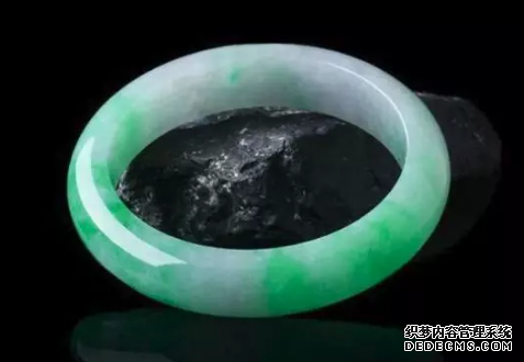 翡翠手镯价格图片 翡翠a货手镯价格多少钱