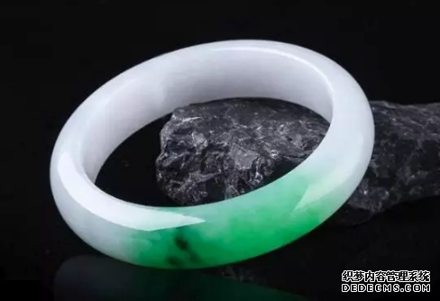 翡翠手镯价格图片 翡翠a货手镯价格多少钱
