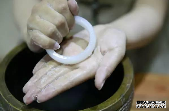 玉手镯小了怎么戴上去 玉镯小了点怎么戴妙招