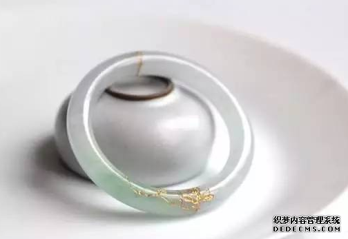 翡翠手镯拿不下来 翡翠手镯拿不下来敲碎行吗