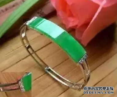 翡翠手镯拿不下来 翡翠手镯拿不下来敲碎行吗