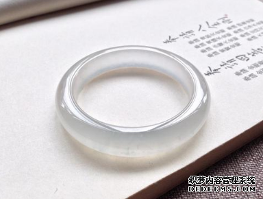 白冰翡翠手镯 白冰翡翠手镯价格多少及选购方法　　