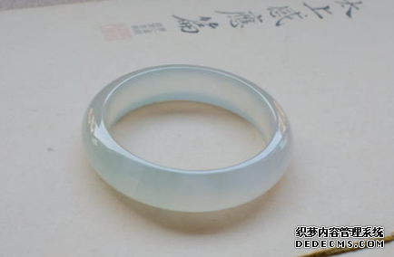 白冰翡翠手镯 白冰翡翠手镯价格多少及选购方法　　
