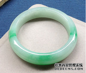 白底绿翡翠手镯价格 白底绿翡翠手镯值不值得买