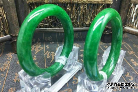 满绿翡翠手镯的价格现在是多少钱