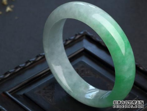 翡翠手镯裂了怎么办 决定修复断裂手镯的因素
