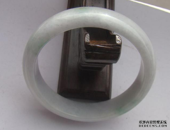 一千左右翡翠手镯图片一千左右翡翠手镯值得买吗