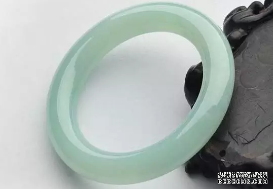 带翡翠手镯好吗 翡翠手镯睡觉能戴吗