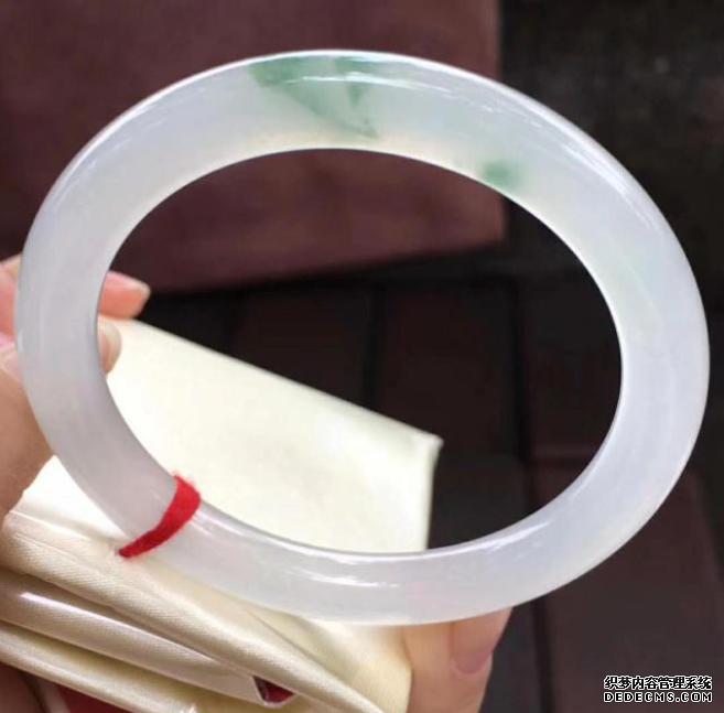 翡翠手镯内部有裂纹 翡翠手镯内部有裂纹会断吗