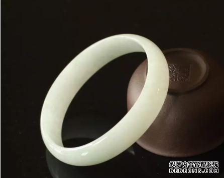 白色翡翠手镯价格 白色翡翠手镯价格及图片