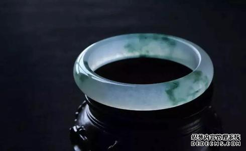 <a href='http://sjy2.com/' target='_blank'><u>翡翠手镯</u></a>鉴赏 什么品质的<a href='http://sjy2.com/' target='_blank'><u>翡翠手镯</u></a>好
