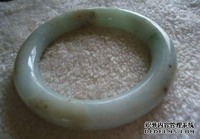 玉手镯怎么戴进去 玉手镯佩戴的正确方法