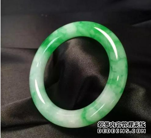 翡翠手镯多久才能戴透 翡翠手镯带透前后对比