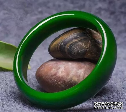 翡翠手镯值多少钱 翡翠手镯价格表