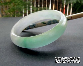  翡翠手镯  翡翠手镯是怎样的