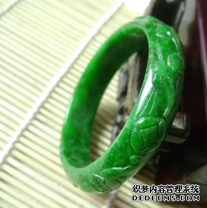 祖母绿<a href='http://sjy2.com/' target='_blank'><u>翡翠手镯</u></a>价格 祖母绿<a href='http://sjy2.com/' target='_blank'><u>翡翠手镯</u></a>现在多少钱