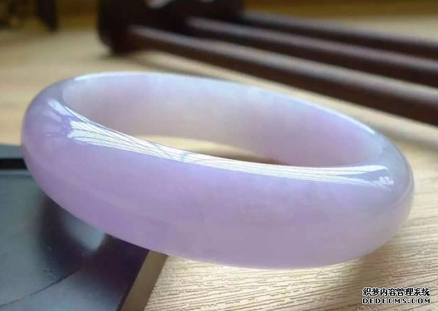 淡紫色翡翠手镯值钱吗 目前价格是多少