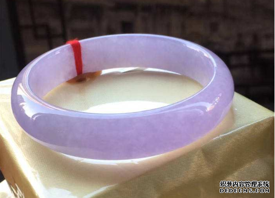 淡紫色翡翠手镯值钱吗 目前价格是多少