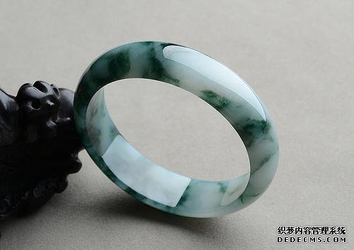 冰种飘蓝花翡翠手镯 冰种飘蓝花翡翠手镯值钱吗