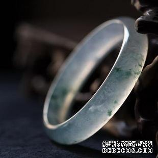 冰种飘蓝花翡翠手镯 冰种飘蓝花翡翠手镯值钱吗