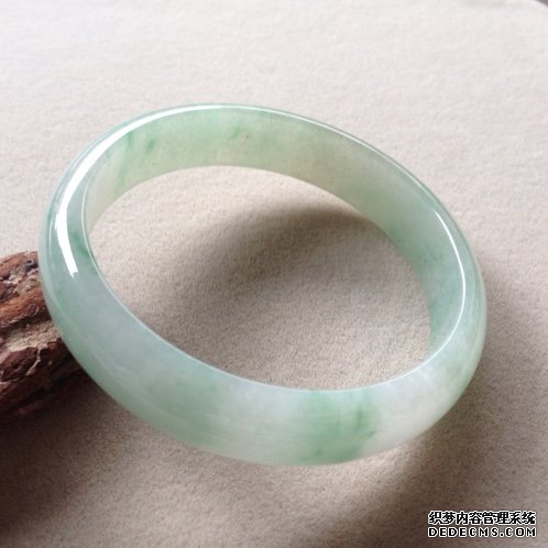 翡翠手镯棉絮会带没吗  翡翠的棉絮居然散了？