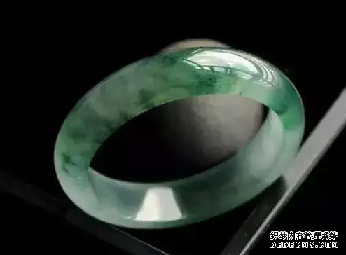 翡翠手镯飘花 翡翠手镯飘花越多越好吗