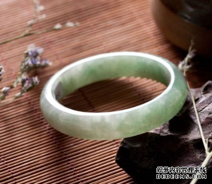 糯种翡翠手镯 糯种翡翠手镯多少钱