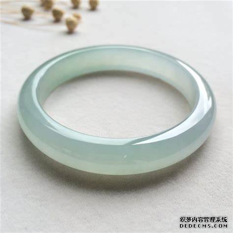 翡翠手镯晴水值钱吗 如何挑选晴水翡翠手镯