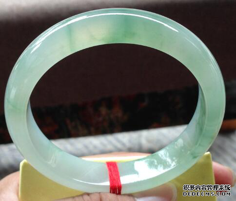 什么颜色的<a href='http://sjy2.com/' target='_blank'><u>翡翠手镯</u></a>比较有收藏价值    飘绿和紫色<a href='http://sjy2.com/' target='_blank'><u>翡翠手镯</u></a>哪个好