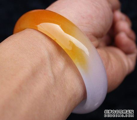 翡翠手镯会越戴越透吗 佩戴多久才能变润