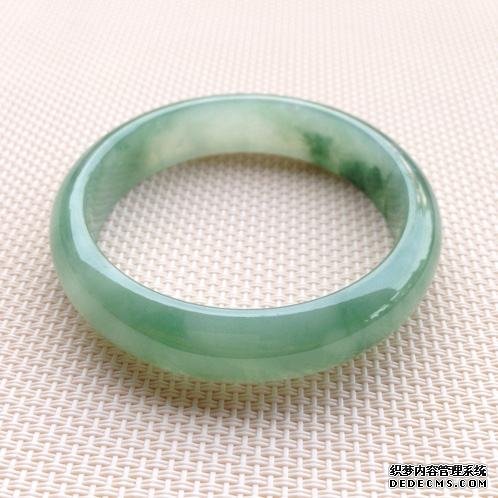 <a href='http://www.sjy2.com' target='_blank'><u>翡翠</u></a><a href='http://www.sjy2.com' target='_blank'><u>手镯</u></a>有小黑点是什么原因   值不值得入手收藏