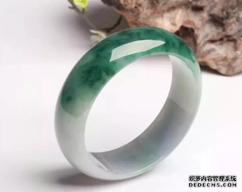 自然翡翠手镯价格多少钱  翡翠手镯价格评估
